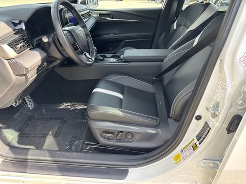 Used 2025 Toyota Camry SE image 9