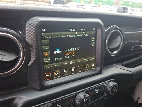 Used 2022 Jeep Wrangler Unlimited Sahara image 4