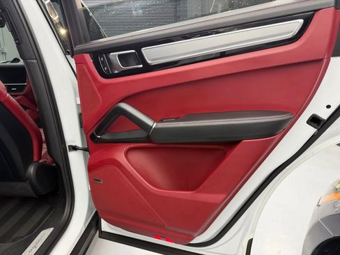 Used 2022 Porsche Cayenne Platinum Edition w/ Premium Package Plus image 19