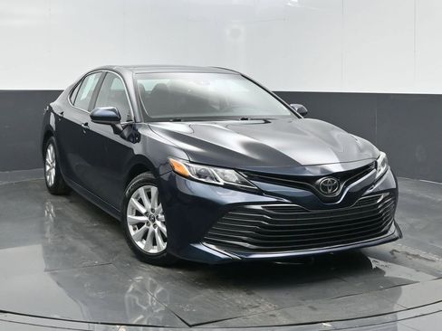 Used 2018 Toyota Camry LE image 2