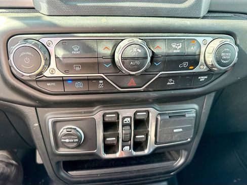 Used 2023 Jeep Wrangler Unlimited w/ Convenience Group AWD/4WD image 17