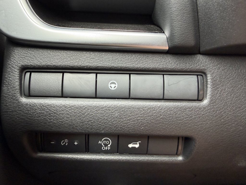 Used 2025 Nissan Rogue SV AWD/4WD image 26