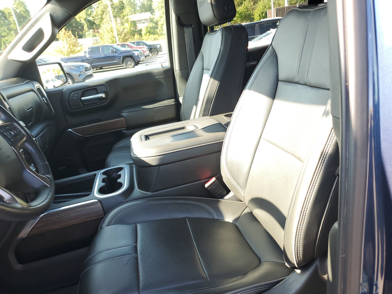 Used 2022 Chevrolet Silverado 1500 High Country w/ Technology Package AWD/4WD image 17