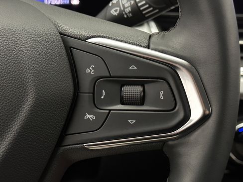 Used 2025 Chevrolet Trax LT w/ LT Convenience Package FWD image 17