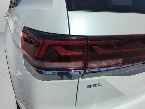 Used 2024 Volkswagen Atlas SEL Premium R-Line image 18