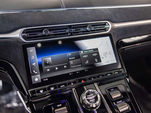 Used 2025 Aston Martin V8 Vantage Coupe RWD image 24