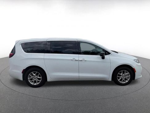Used 2025 Chrysler Pacifica Select FWD image 16