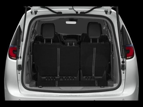 Certified 2023 Chrysler Pacifica Touring-L image 8