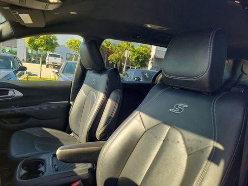 Used 2024 Chrysler Pacifica Select image 21