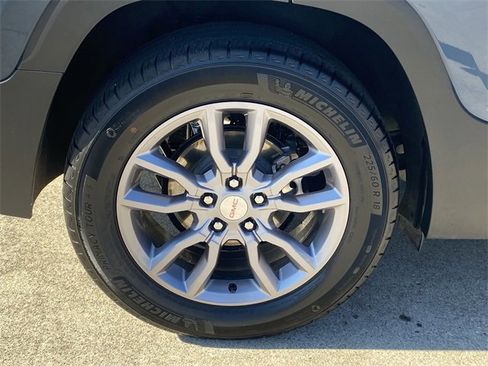 Used 2024 GMC Terrain SLT image 28