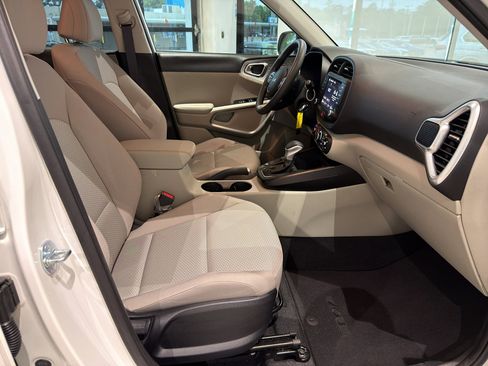 Used 2025 Kia Soul LX FWD image 23