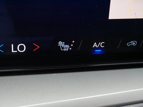 Used 2024 Chevrolet Traverse LS FWD image 28