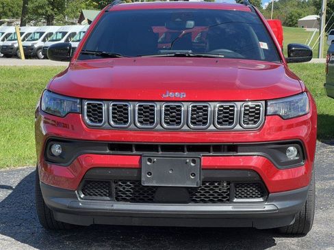 Used 2025 Jeep Compass Latitude AWD/4WD image 2