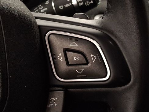Used 2019 Land Rover Range Rover Evoque SE AWD/4WD image 19