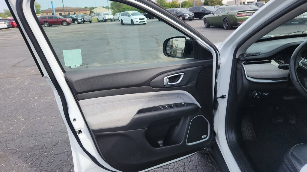 Used 2022 Jeep Compass Latitude w/ Sun and Sound Group AWD/4WD image 16
