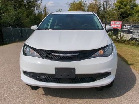 Used 2023 Chrysler Voyager LX image 7