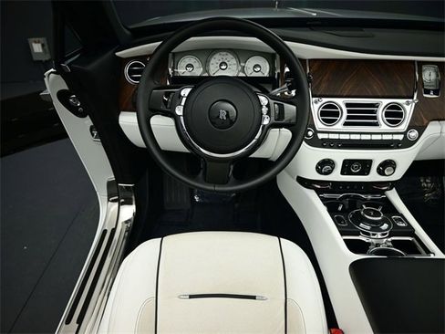 Used 2016 Rolls-Royce Dawn image 2