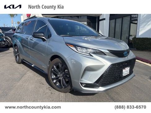 Used 2021 Toyota Sienna XSE FWD image 1