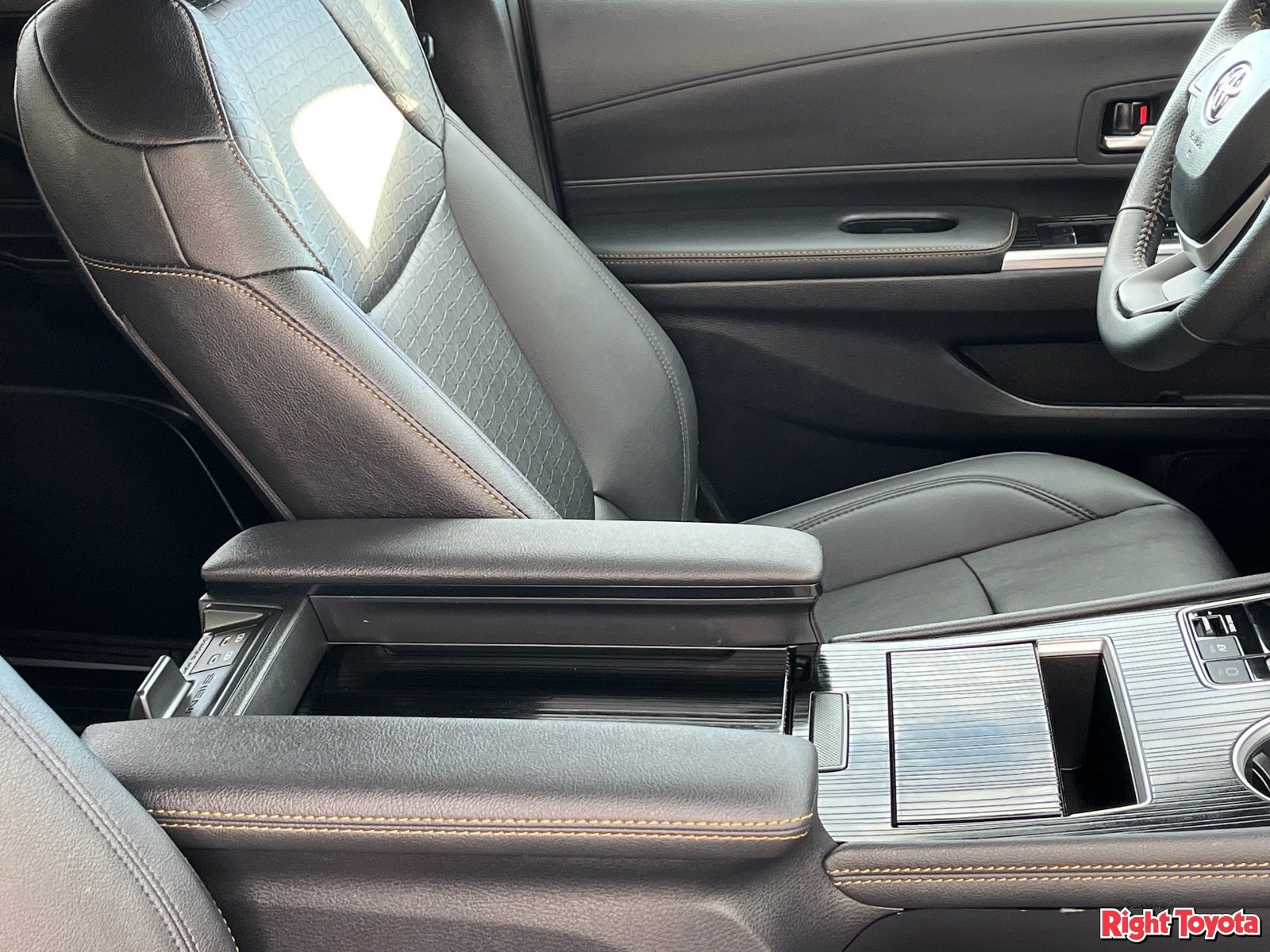 Certified 2025 Toyota Sienna XLE Woodland Edition AWD/4WD image 14