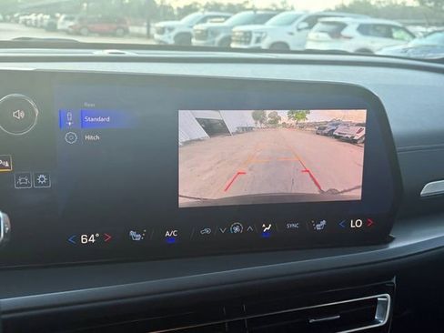 Used 2025 Chevrolet Traverse LT FWD image 8