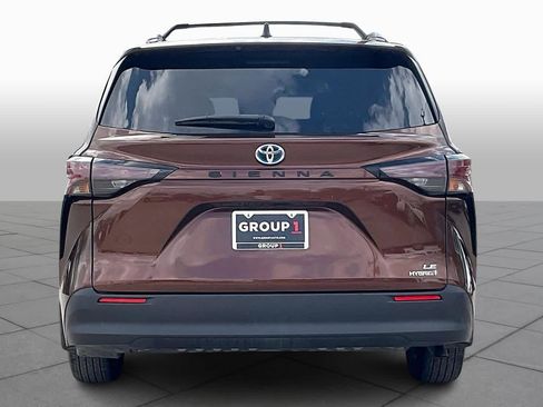 Used 2024 Toyota Sienna LE image 4