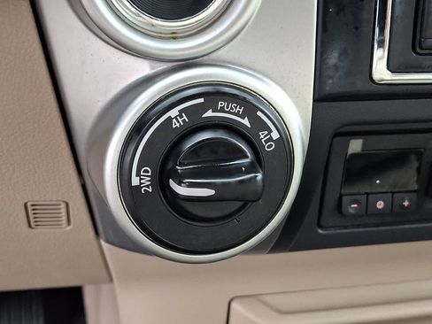 Used 2017 Nissan Titan SV AWD/4WD image 24