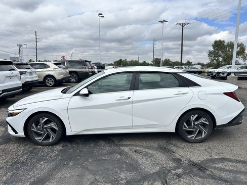 Used 2025 Hyundai Elantra Limited FWD image 2