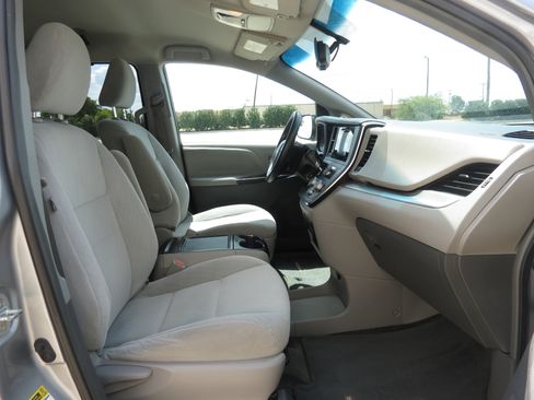 Used 2016 Toyota Sienna LE FWD image 34