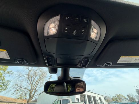 Used 2022 Chrysler Pacifica Limited w/ Uconnect Theater Family Group image 23