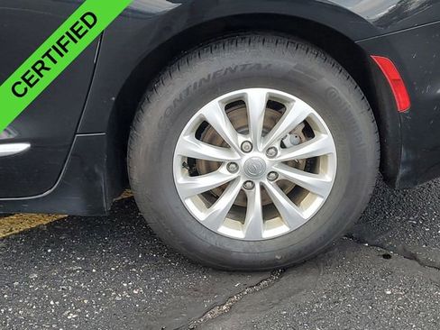 Used 2018 Chrysler Pacifica Touring-L image 32