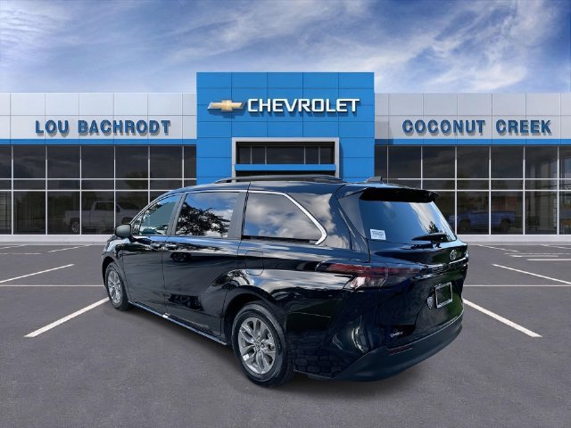 Used 2026 Toyota Sienna XLE FWD image 6