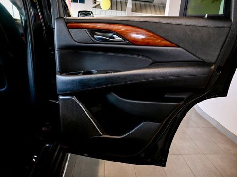 Used 2017 Cadillac Escalade Luxury AWD/4WD image 28