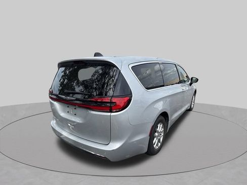 Used 2024 Chrysler Pacifica Touring-L FWD image 5