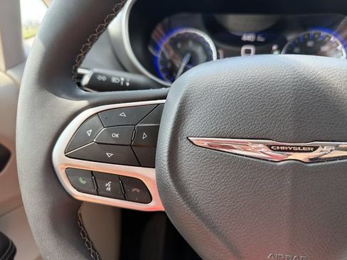 Used 2023 Chrysler Pacifica Touring-L FWD image 32
