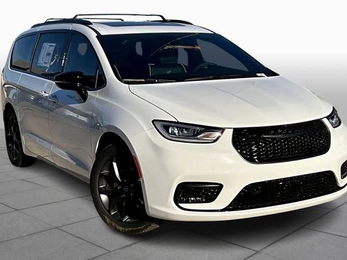 New 2026 Chrysler Pacifica Limited w/ S Appearance Package image 3