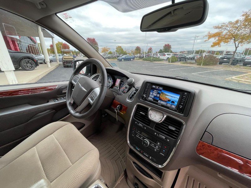 Used 2014 Chrysler Town & Country Touring FWD image 10