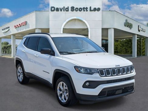 Used 2025 Jeep Compass Latitude AWD/4WD image 3