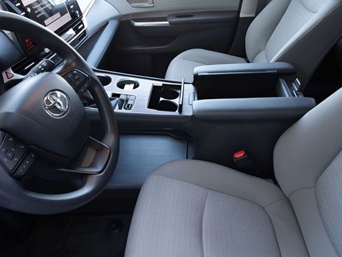 Certified 2022 Toyota Sienna LE image 40