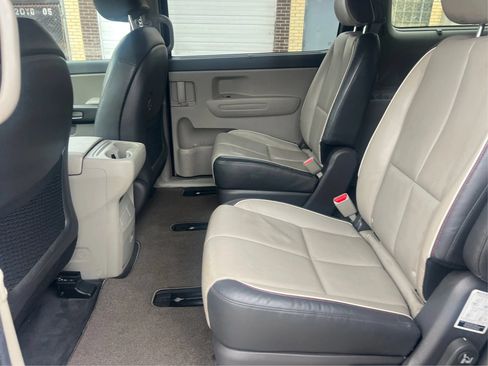 Used 2017 Kia Sedona LX w/ LX Essentials Premium Package FWD image 11