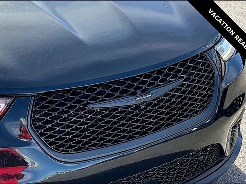 Used 2022 Chrysler Pacifica Limited w/ Uconnect Theater Family Group image 32