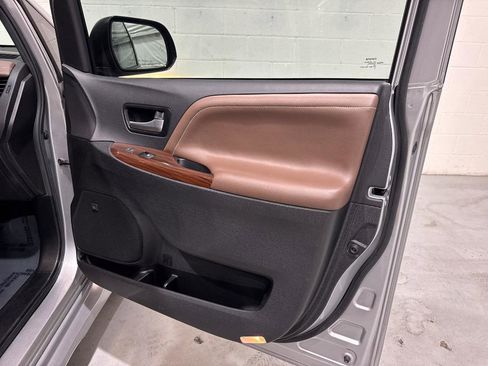 Used 2017 Toyota Sienna Limited FWD image 53