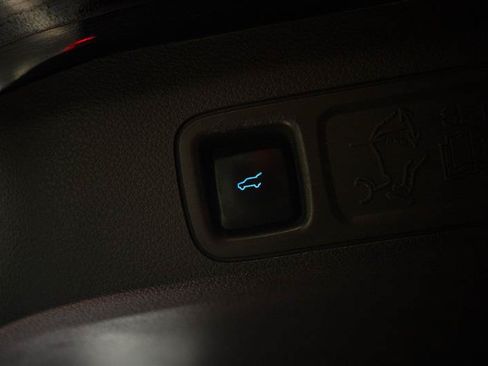 Used 2019 Ford Expedition Limited w/ Equipment Group 302A AWD/4WD image 8