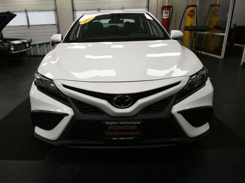 Used 2022 Toyota Camry SE w/ Carpet Mat Package (TMS) FWD image 3
