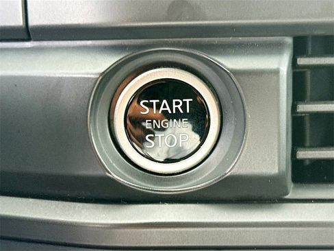 Used 2024 Nissan Pathfinder S image 18