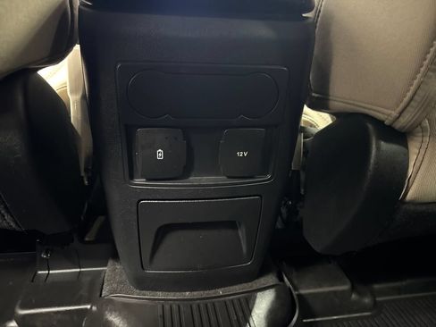 Used 2023 Ford Explorer XLT AWD/4WD image 34