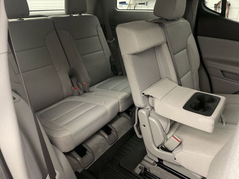 Used 2023 GMC Acadia SLE image 33