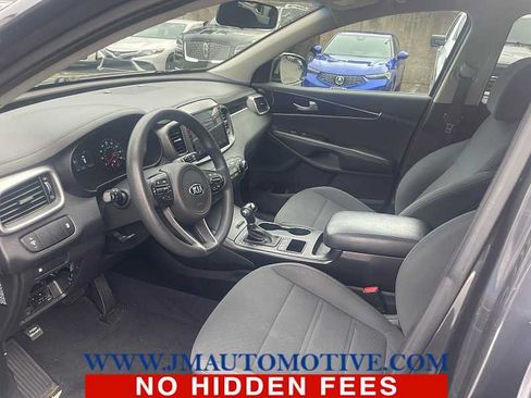 Used 2017 Kia Sorento FWD image 2