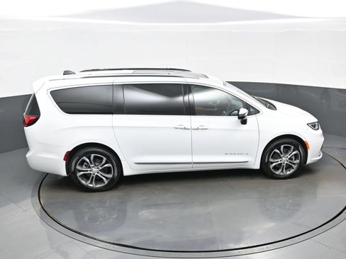 Used 2026 Chrysler Pacifica Pinnacle AWD/4WD image 44