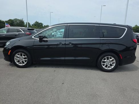 Used 2023 Chrysler Pacifica Touring-L FWD image 8