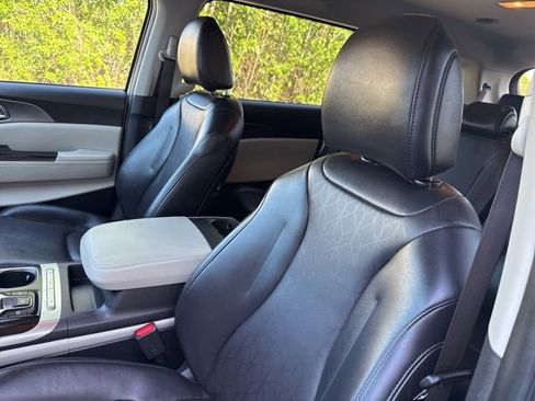 Used 2024 Kia Carnival LX FWD image 28